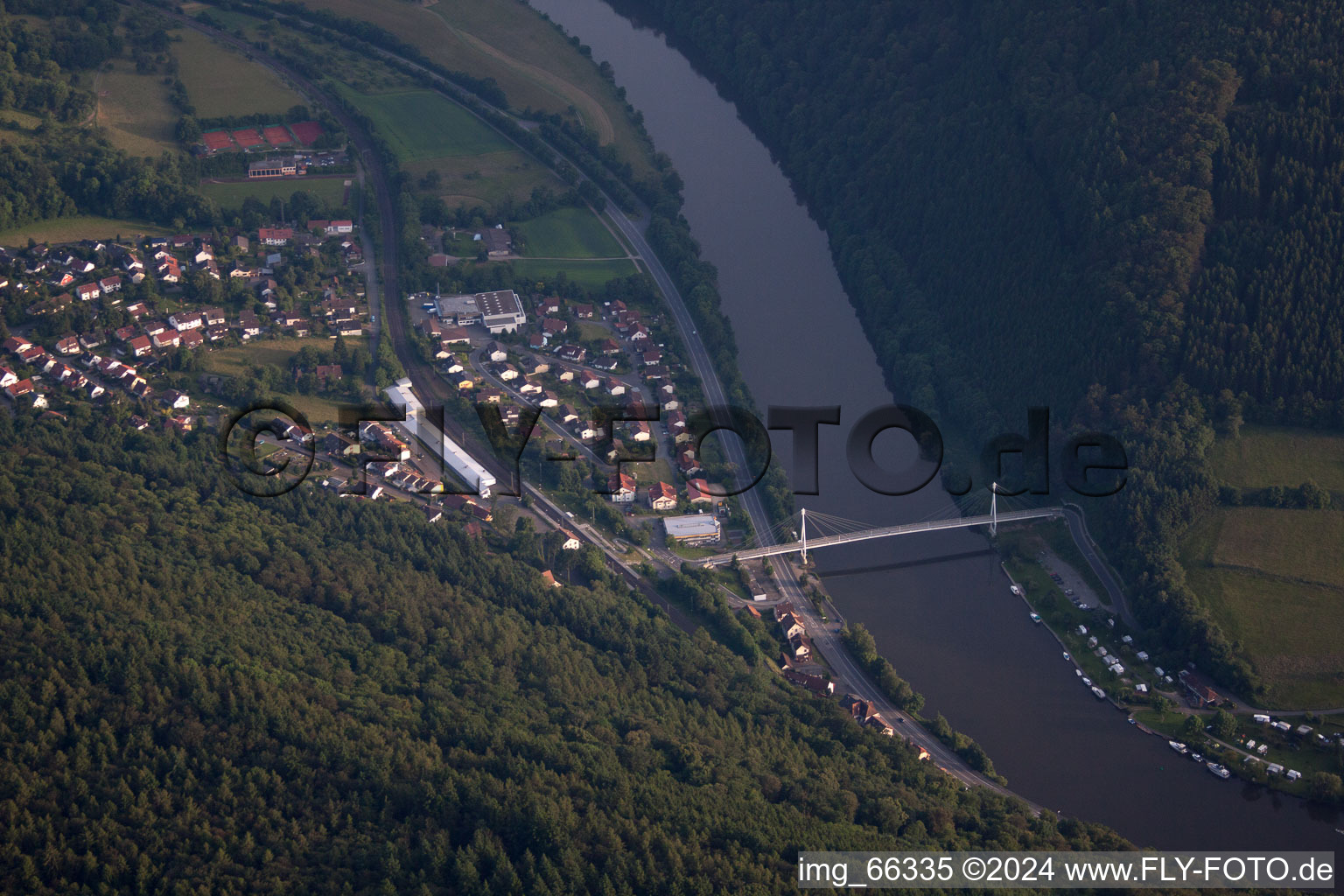 Neckargerach dans le département Bade-Wurtemberg, Allemagne d'en haut