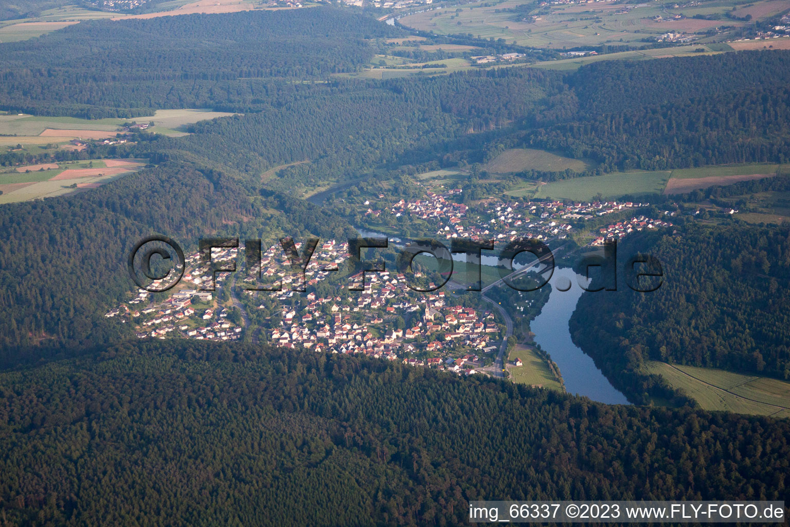 Neckargerach dans le département Bade-Wurtemberg, Allemagne vue d'en haut