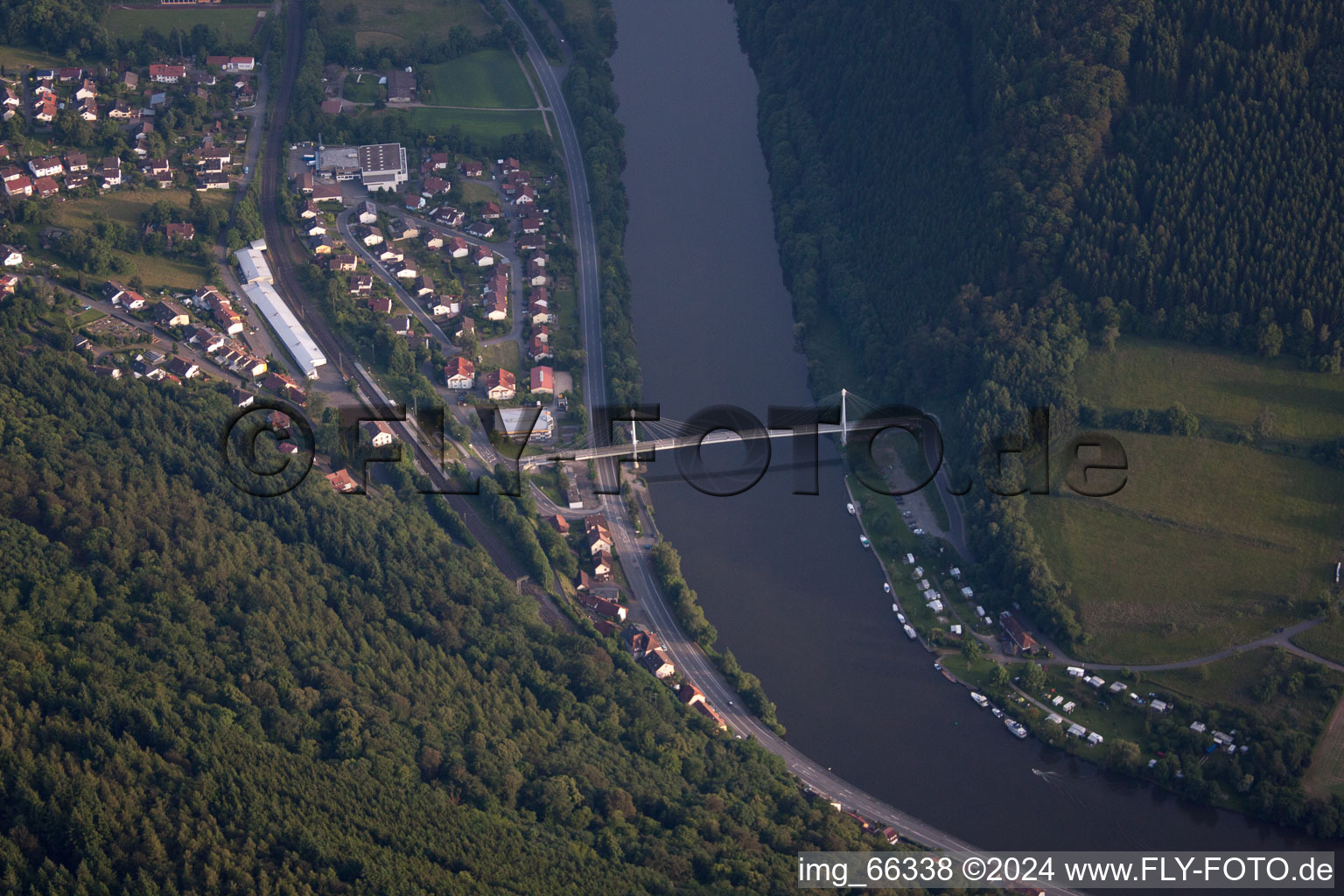 Neckargerach dans le département Bade-Wurtemberg, Allemagne depuis l'avion