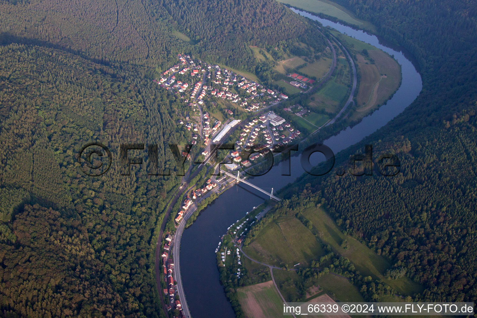 Vue d'oiseau de Neckargerach dans le département Bade-Wurtemberg, Allemagne