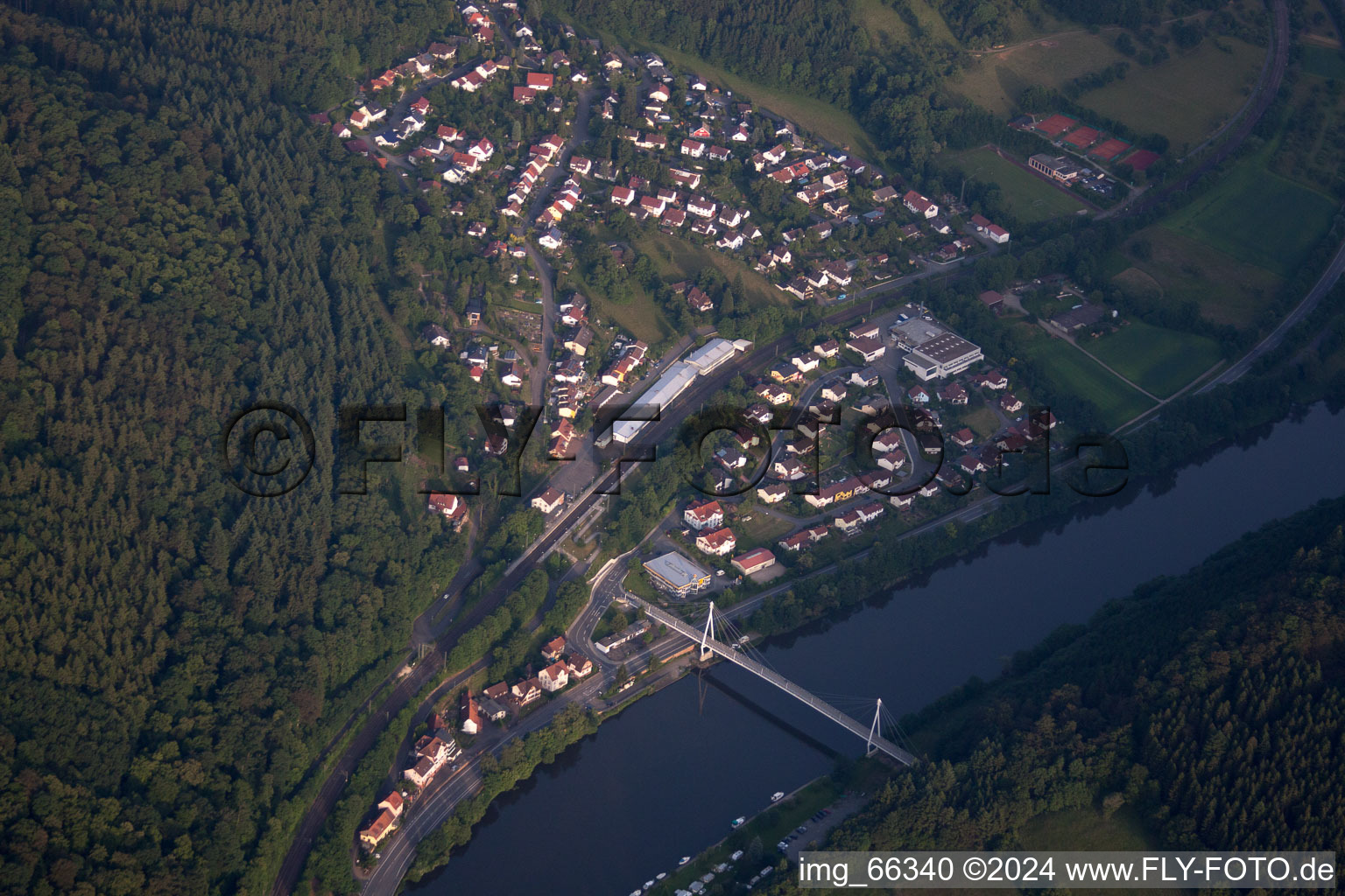 Neckargerach dans le département Bade-Wurtemberg, Allemagne vue du ciel