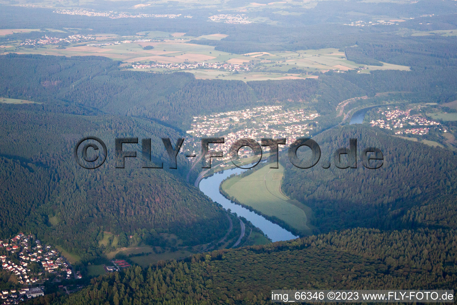 Neckargerach dans le département Bade-Wurtemberg, Allemagne du point de vue du drone