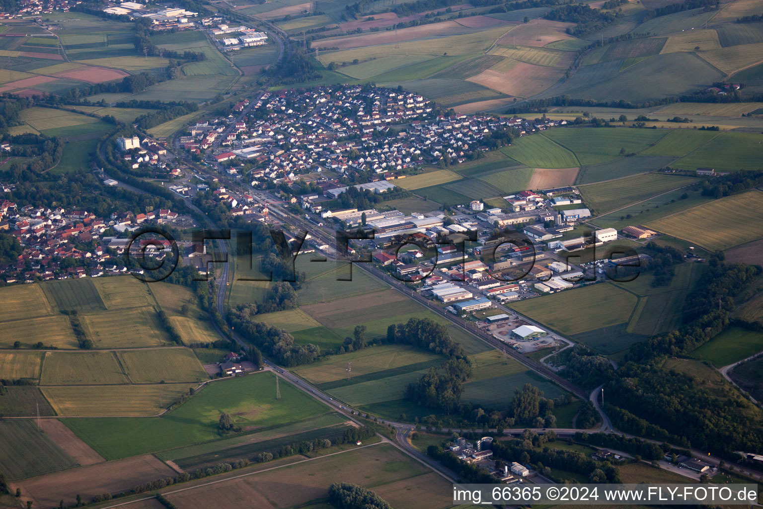 Vue aérienne de Meckesheim dans le département Bade-Wurtemberg, Allemagne