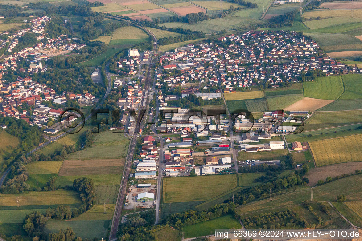 Vue aérienne de Vue des rues et des maisons des quartiers résidentiels à Meckesheim dans le département Bade-Wurtemberg, Allemagne