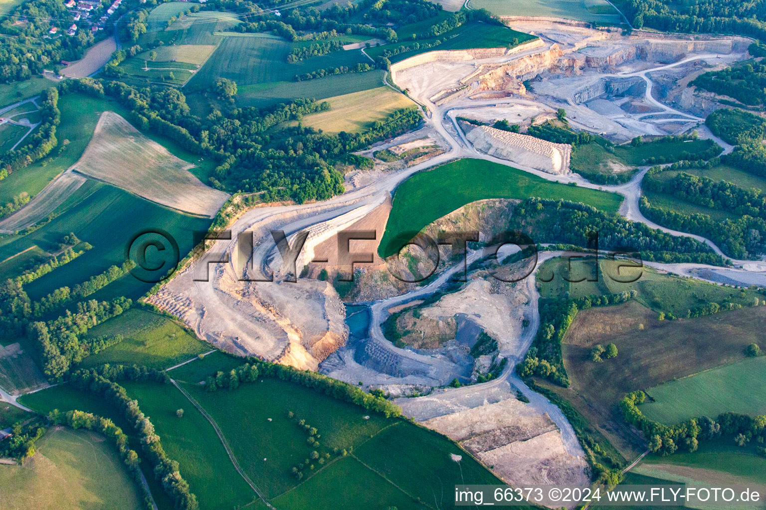 Vue aérienne de Carrière de calcaire à le quartier Maisbach in Nußloch dans le département Bade-Wurtemberg, Allemagne