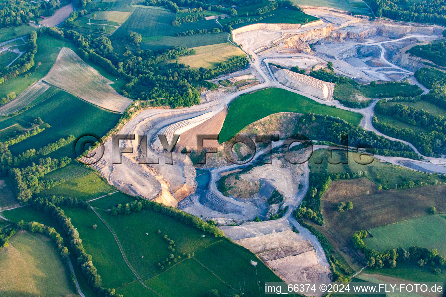 Vue aérienne de Carrière de calcaire à le quartier Maisbach in Nußloch dans le département Bade-Wurtemberg, Allemagne