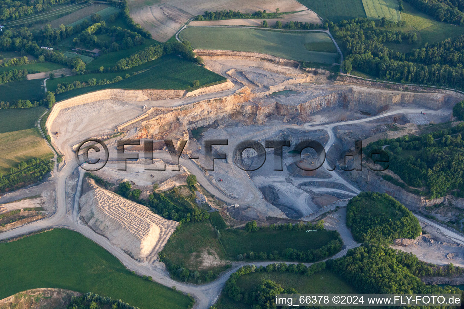 Vue aérienne de Carrière pour l'extraction et l'extraction de chaux dans le district de Baiertal à Nußloch à le quartier Schatthausen in Wiesloch dans le département Bade-Wurtemberg, Allemagne