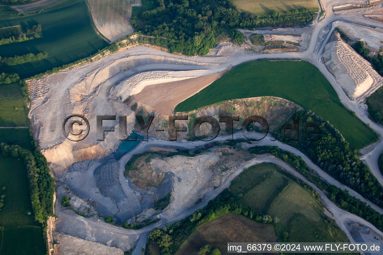 Vue aérienne de Carrière de Nußloch pour l'extraction et l'extraction du ciment à le quartier Baiertal in Wiesloch dans le département Bade-Wurtemberg, Allemagne