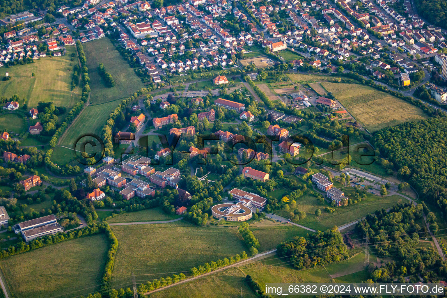 Vue aérienne de Centre psychiatrique du nord de Baden du nord-est à le quartier Altwiesloch in Wiesloch dans le département Bade-Wurtemberg, Allemagne