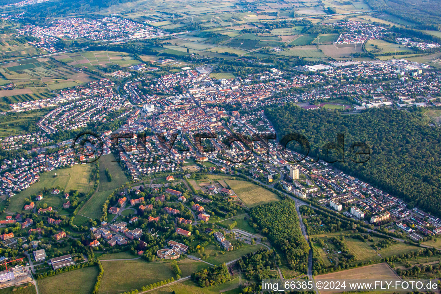 Vue aérienne de Du nord-est à le quartier Altwiesloch in Wiesloch dans le département Bade-Wurtemberg, Allemagne