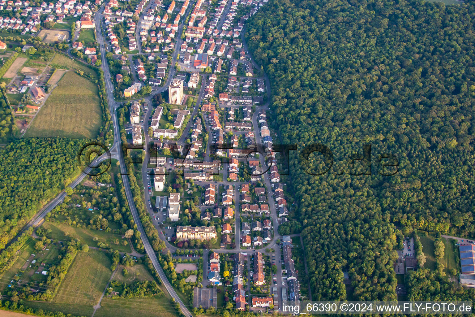 Vue aérienne de Heidelberger Straße depuis le nord à Wiesloch dans le département Bade-Wurtemberg, Allemagne