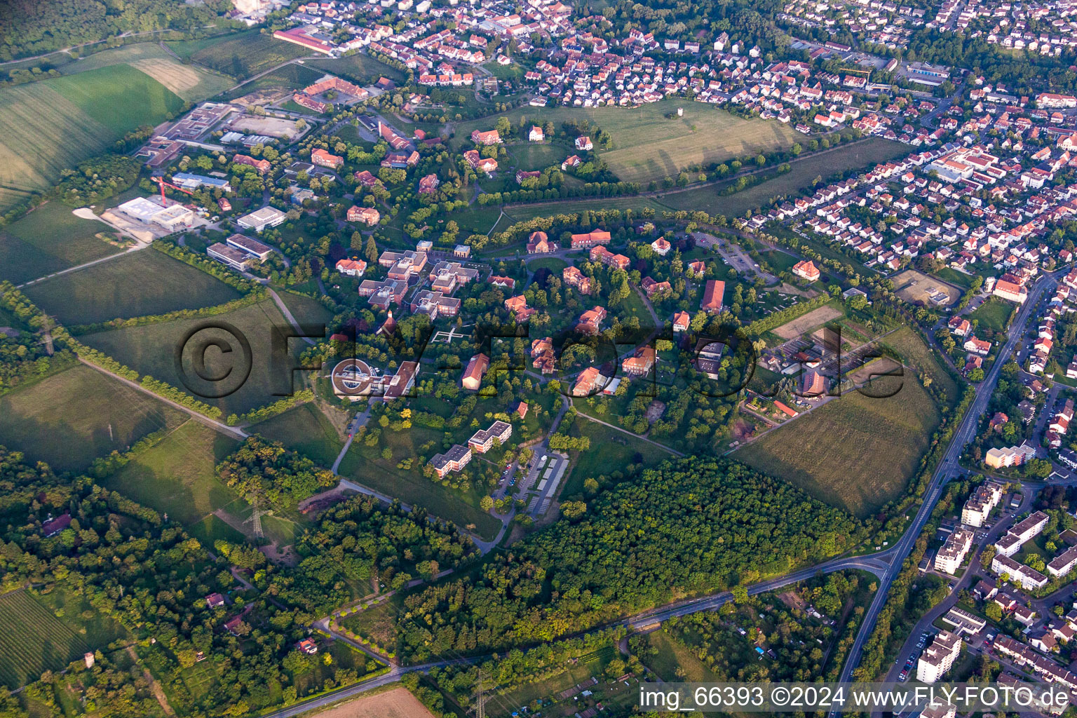 Vue d'oiseau de Terrain hospitalier du centre psychiatrique de Nordbaden à le quartier Altwiesloch in Wiesloch dans le département Bade-Wurtemberg, Allemagne