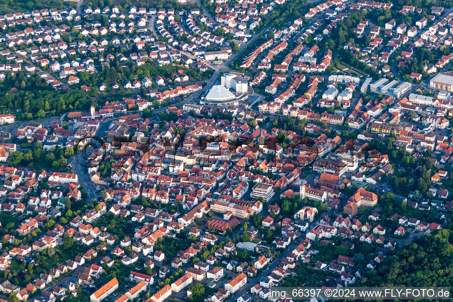 Vue aérienne de Vue des rues et des maisons des quartiers résidentiels à Wiesloch dans le département Bade-Wurtemberg, Allemagne