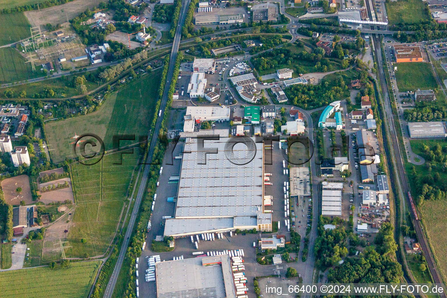 Vue aérienne de Zone industrielle dans les domaines viticoles à Wiesloch dans le département Bade-Wurtemberg, Allemagne