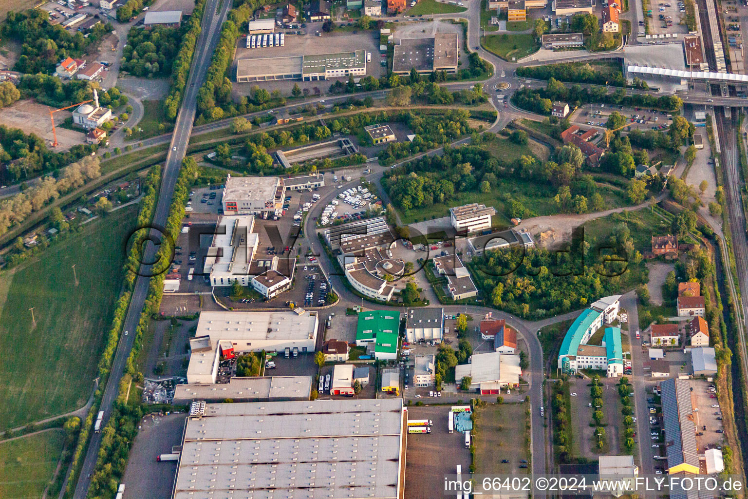 Vue aérienne de Zone industrielle dans les domaines viticoles à Wiesloch dans le département Bade-Wurtemberg, Allemagne