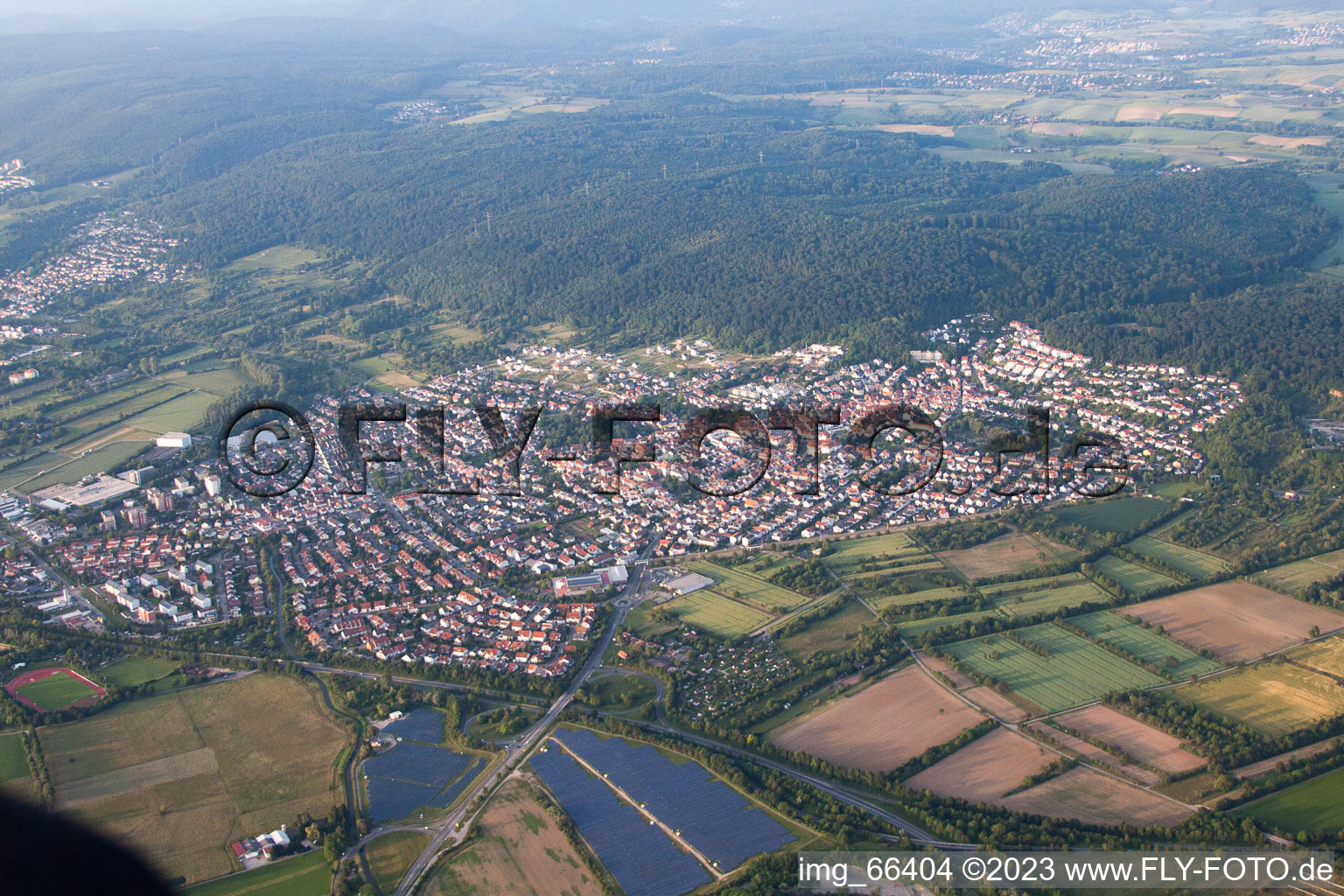 Nußloch dans le département Bade-Wurtemberg, Allemagne du point de vue du drone