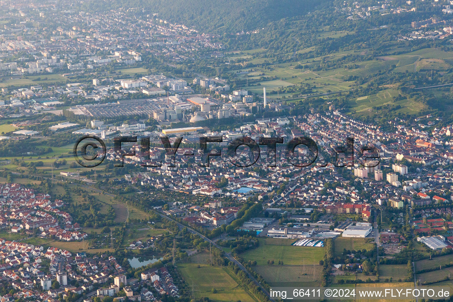 Vue aérienne de Vue des rues et des maisons des quartiers résidentiels à Leimen dans le département Bade-Wurtemberg, Allemagne