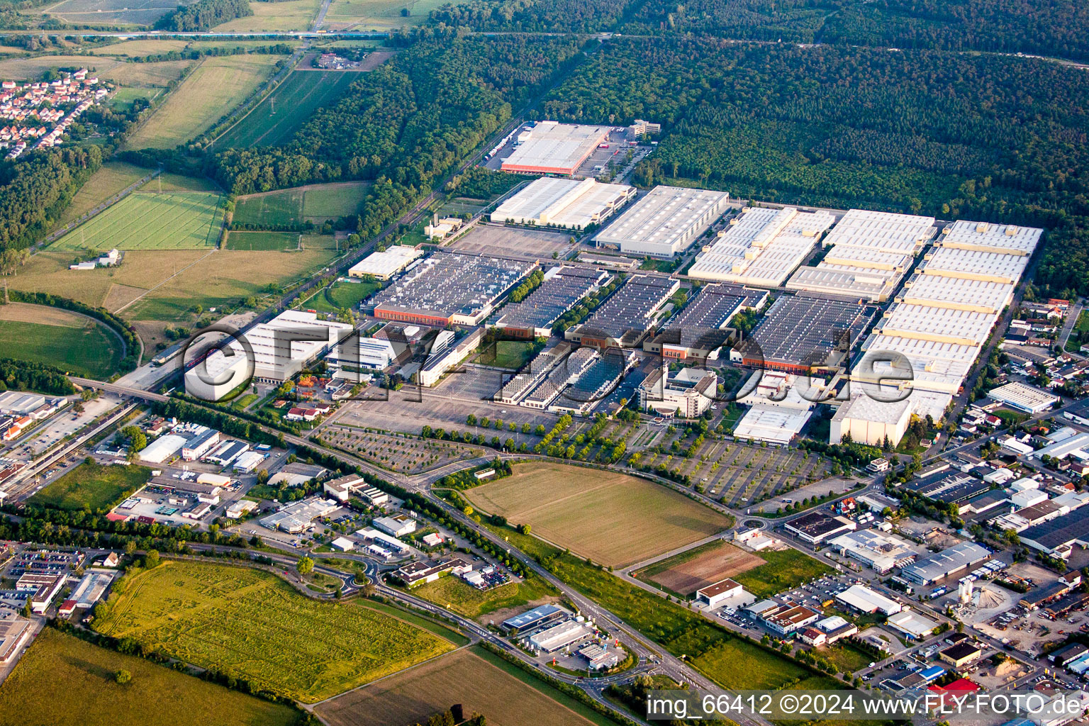 Vue aérienne de Zone commerciale et établissement d'entreprise avec le siège de Heidelberger Druckmaschinen AG à Walldorf dans le département Bade-Wurtemberg, Allemagne