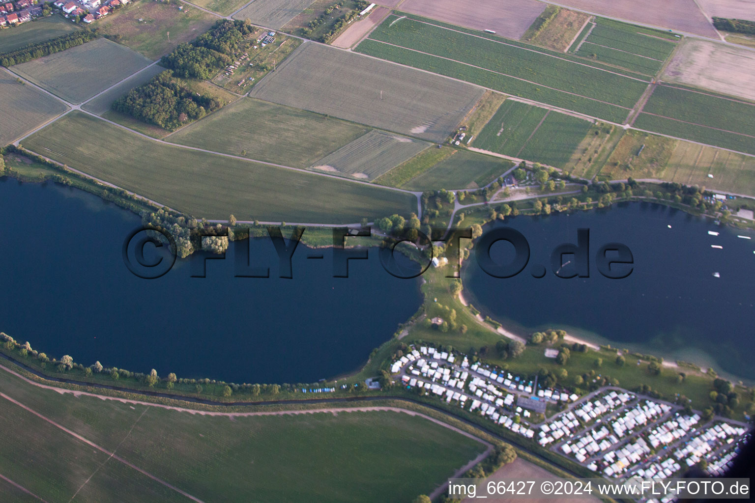 Vue d'oiseau de Centre de loisirs St Leoner Wasser-Ski-Seilbahn GmbH au bord du lac en Sankt Leon-rouge à le quartier Sankt Leon in St. Leon-Rot dans le département Bade-Wurtemberg, Allemagne