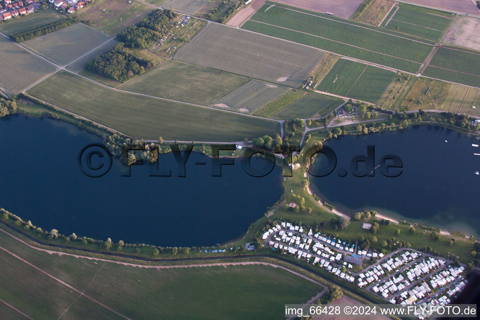 Centre de loisirs St Leoner Wasser-Ski-Seilbahn GmbH au bord du lac en Sankt Leon-Red à le quartier Sankt Leon in St. Leon-Rot dans le département Bade-Wurtemberg, Allemagne vue du ciel