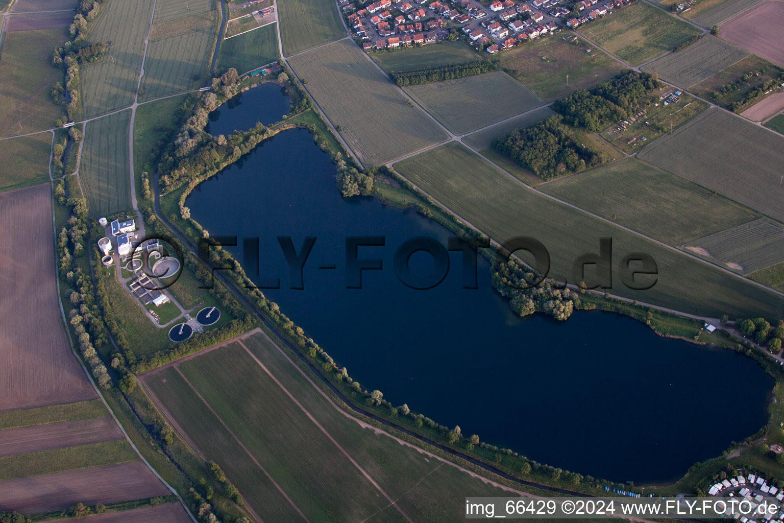 Enregistrement par drone de Centre de loisirs St Leoner Wasser-Ski-Seilbahn GmbH au bord du lac en Sankt Leon-rouge à le quartier Sankt Leon in St. Leon-Rot dans le département Bade-Wurtemberg, Allemagne