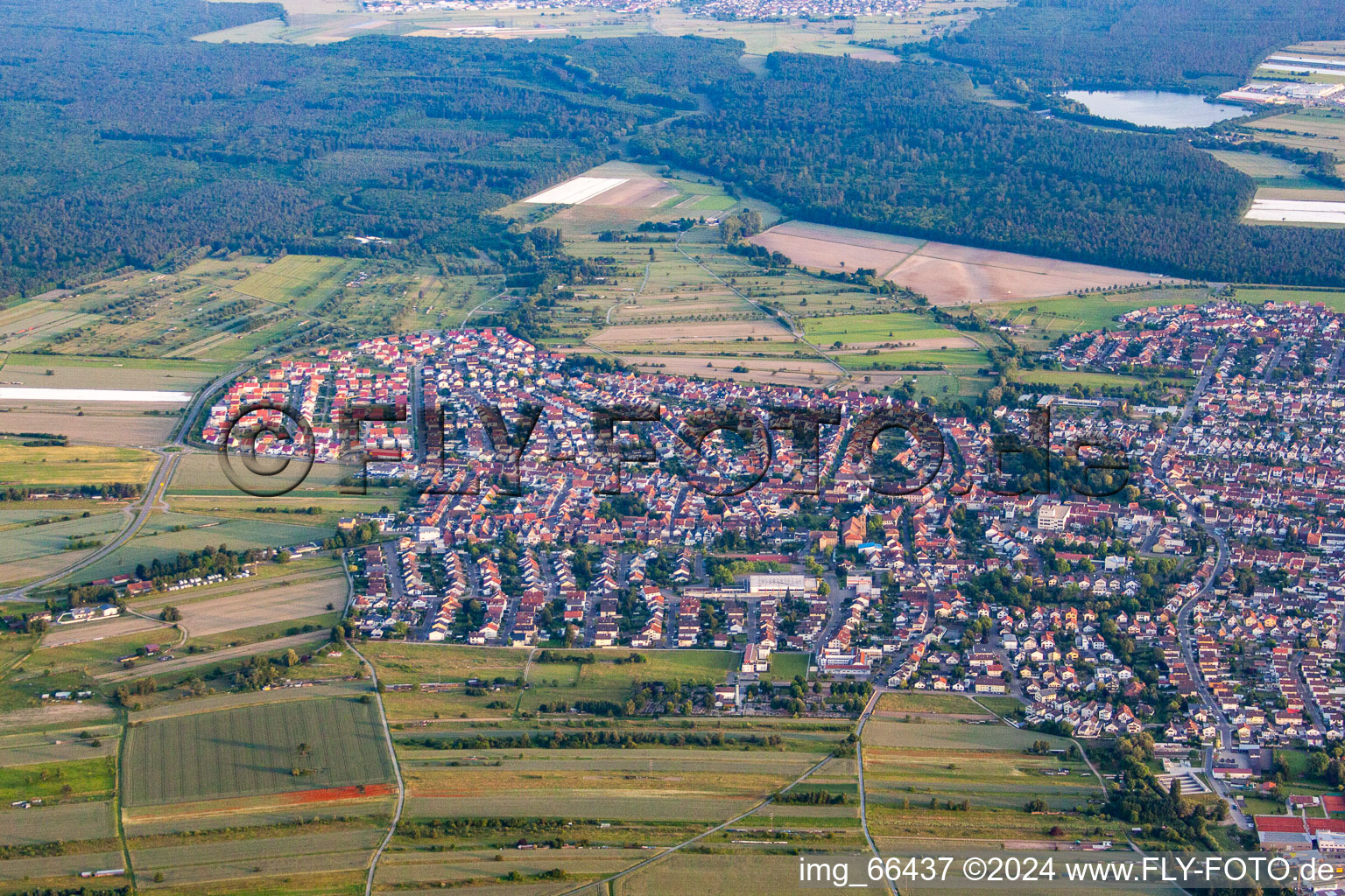 Vue aérienne de Du nord à le quartier Kirrlach in Waghäusel dans le département Bade-Wurtemberg, Allemagne