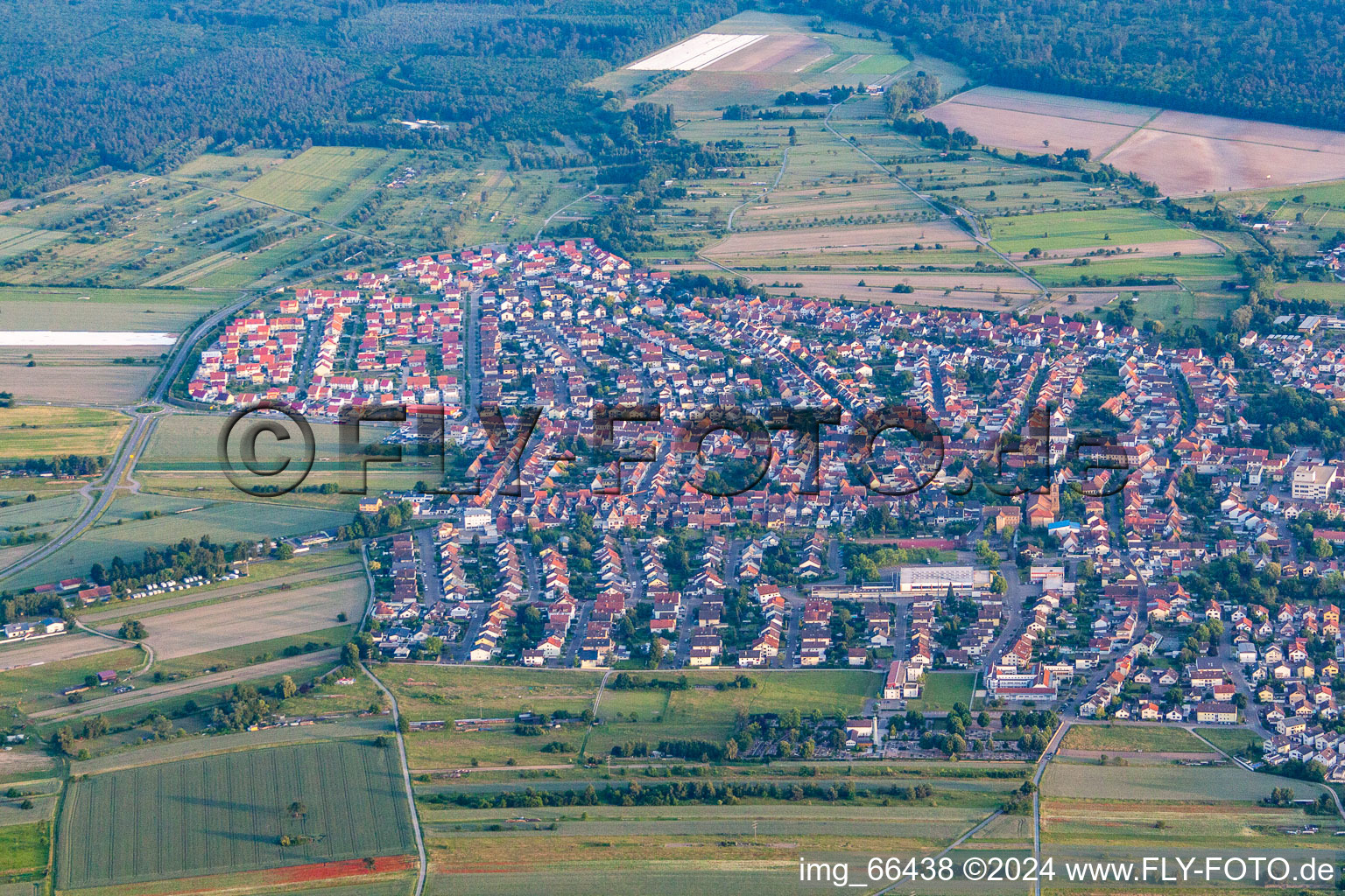 Vue aérienne de Du nord à le quartier Kirrlach in Waghäusel dans le département Bade-Wurtemberg, Allemagne