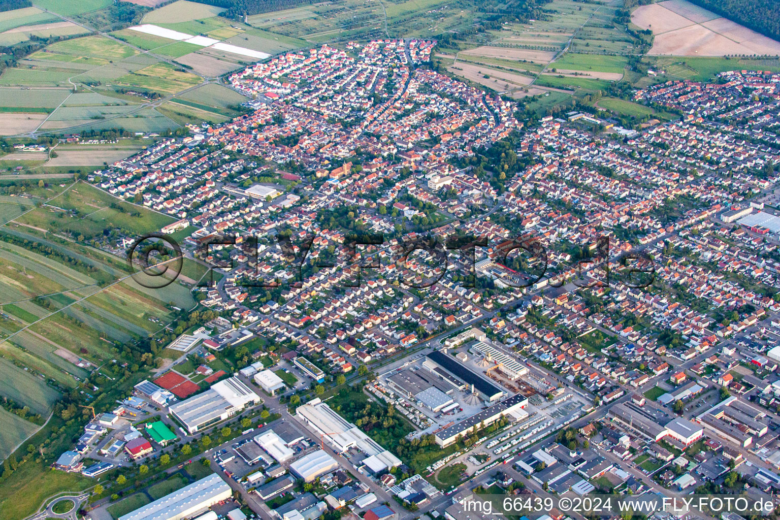 Quartier Kirrlach in Waghäusel dans le département Bade-Wurtemberg, Allemagne depuis l'avion