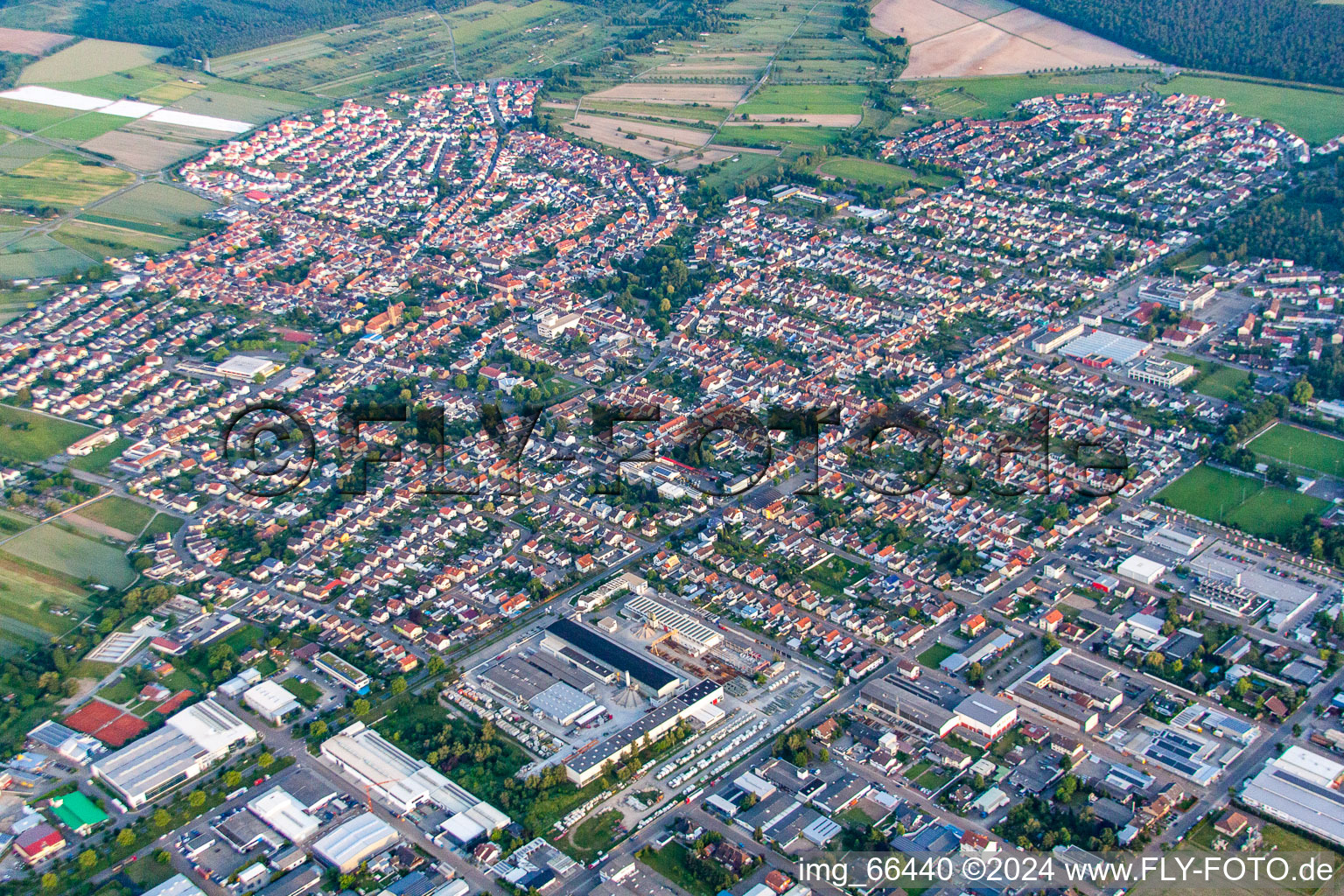 Vue d'oiseau de Quartier Kirrlach in Waghäusel dans le département Bade-Wurtemberg, Allemagne