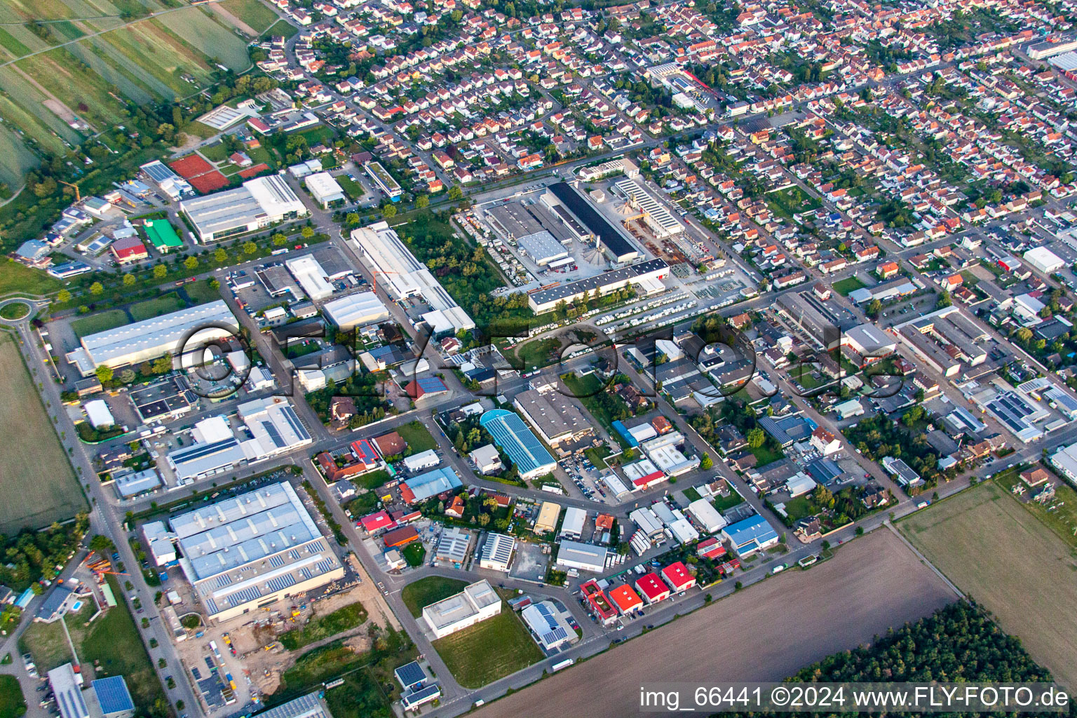 Vue aérienne de Zone commerciale à le quartier Kirrlach in Waghäusel dans le département Bade-Wurtemberg, Allemagne