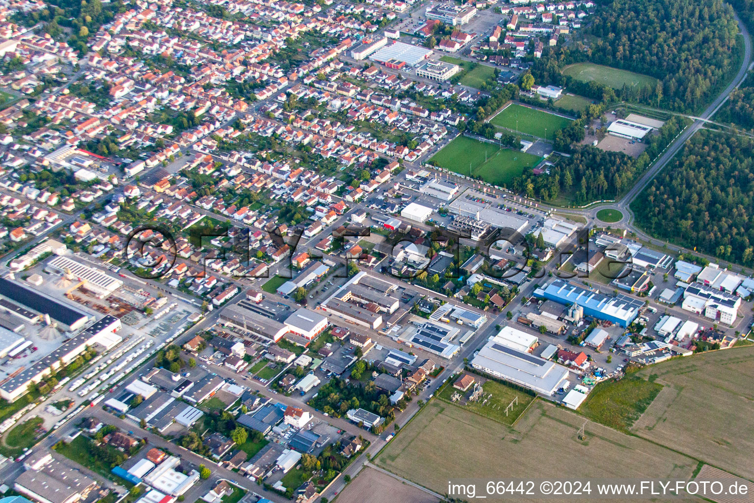 Vue aérienne de Zone commerciale avec Berry Plastics à le quartier Kirrlach in Waghäusel dans le département Bade-Wurtemberg, Allemagne