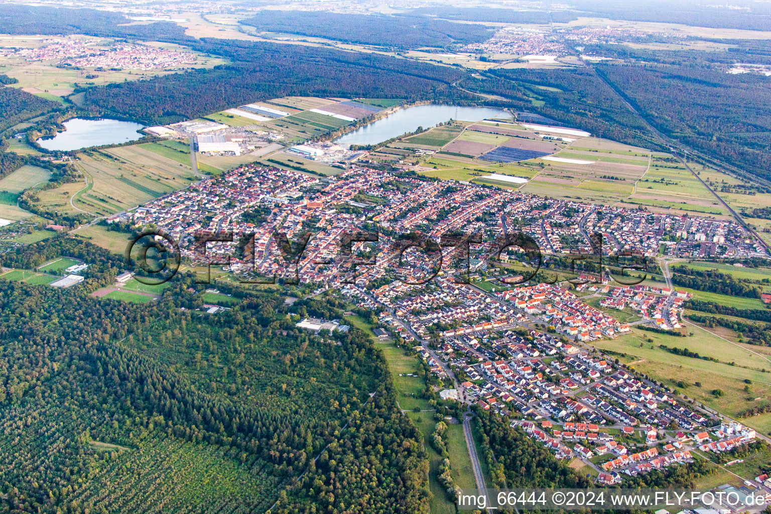 Vue aérienne de Du nord à le quartier Wiesental in Waghäusel dans le département Bade-Wurtemberg, Allemagne