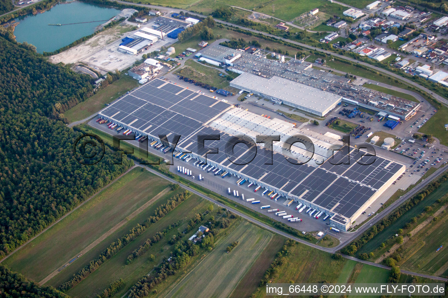 Photographie aérienne de Locaux de l'usine Goodyear Dunlop Tyres Allemagne sur Goodyearstrasse. Impliqué : Goodyear Dunlop Tires Germany GmbH à Philippsburg dans le département Bade-Wurtemberg, Allemagne