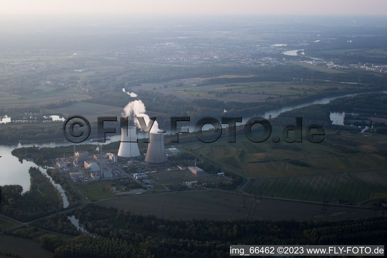 Vue aérienne de La centrale nucléaire de Baden à destination à Philippsburg dans le département Bade-Wurtemberg, Allemagne
