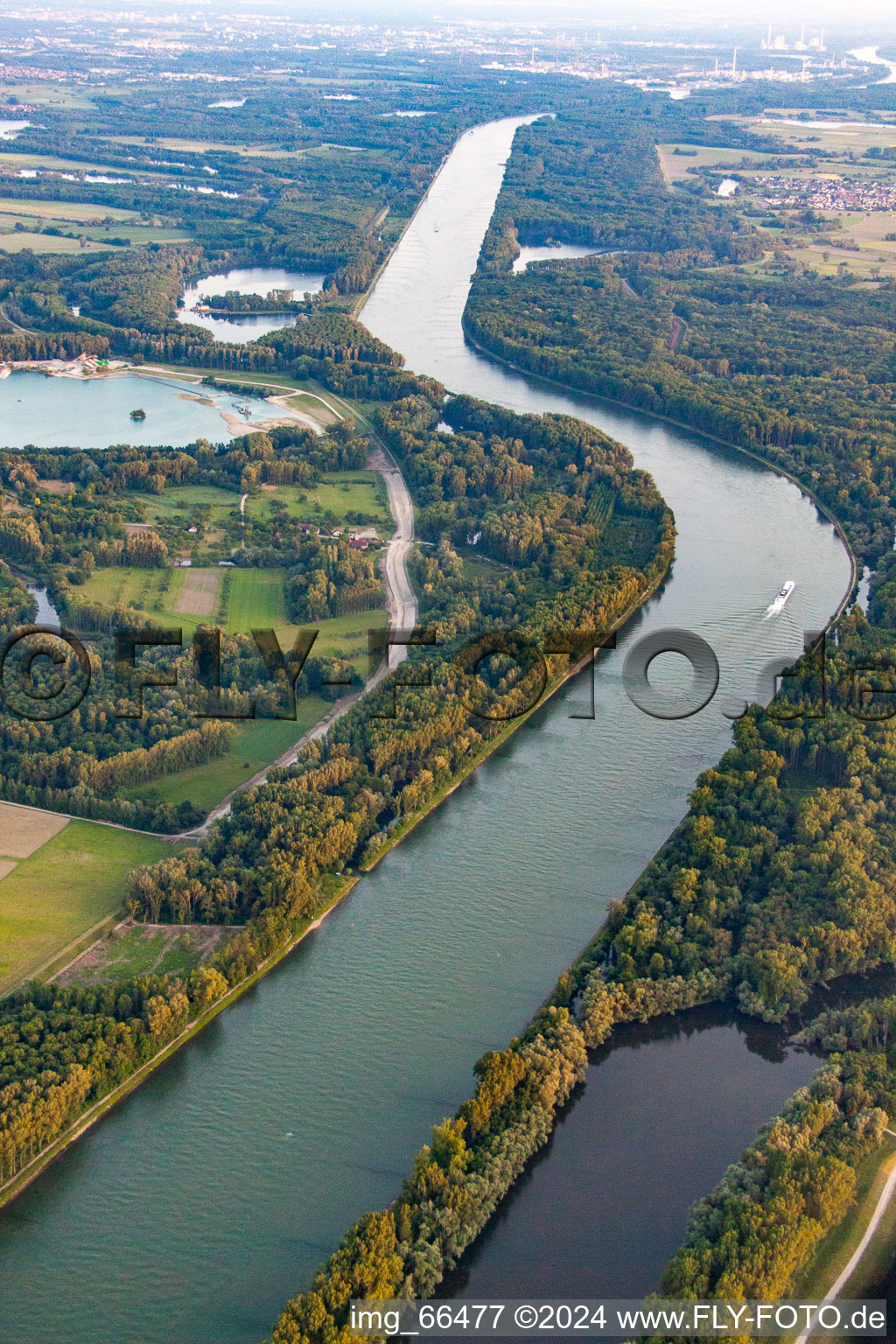 Vue aérienne de Cours du Rhin entre Dettenheim et Hördt à le quartier Liedolsheim in Dettenheim dans le département Bade-Wurtemberg, Allemagne