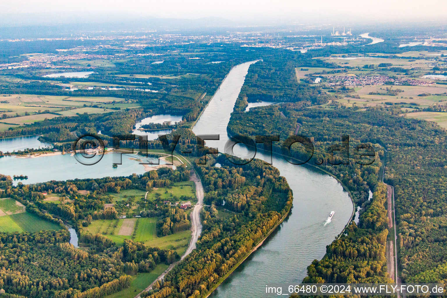 Vue aérienne de Cours du Rhin entre Dettenheim et Hördt à le quartier Liedolsheim in Dettenheim dans le département Bade-Wurtemberg, Allemagne