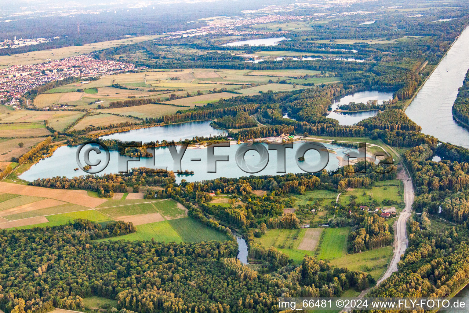 Vue aérienne de Lac de baignade de Giesen à le quartier Liedolsheim in Dettenheim dans le département Bade-Wurtemberg, Allemagne