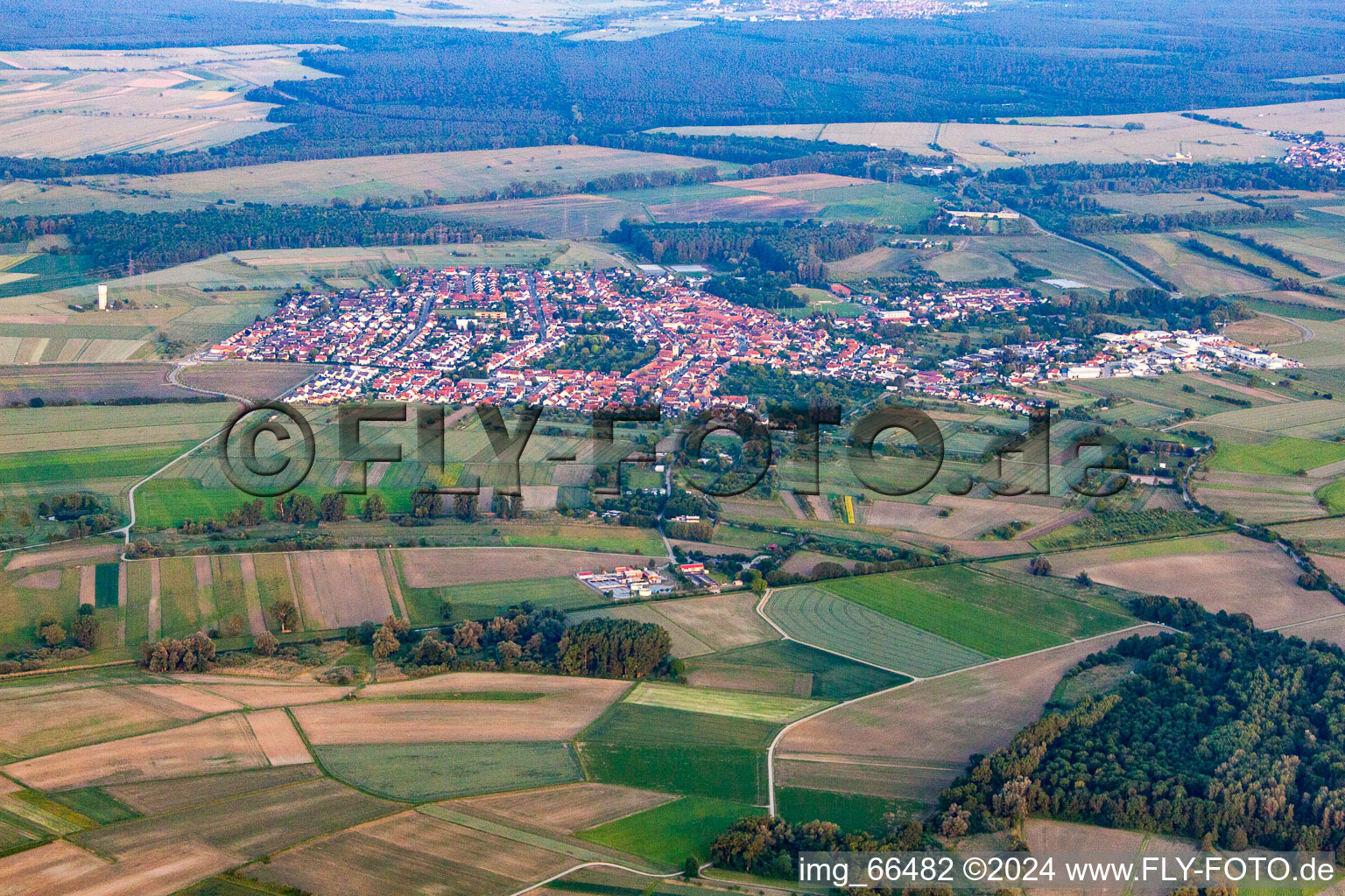 Vue aérienne de Du nord-ouest à le quartier Liedolsheim in Dettenheim dans le département Bade-Wurtemberg, Allemagne