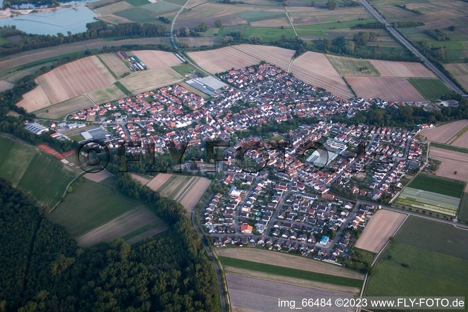 Kuhardt dans le département Rhénanie-Palatinat, Allemagne du point de vue du drone