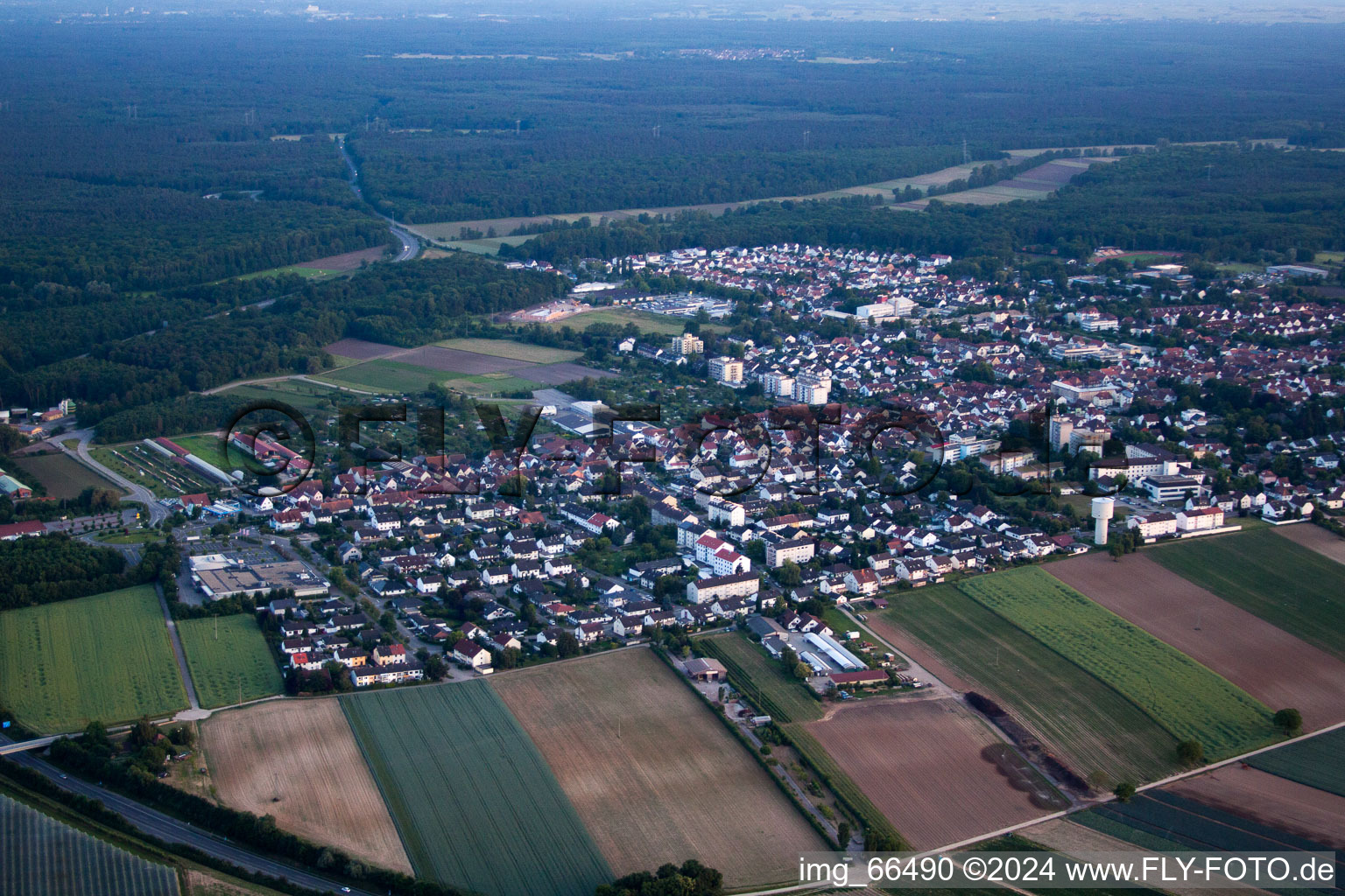 Vue aérienne de Du nord-est à Kandel dans le département Rhénanie-Palatinat, Allemagne