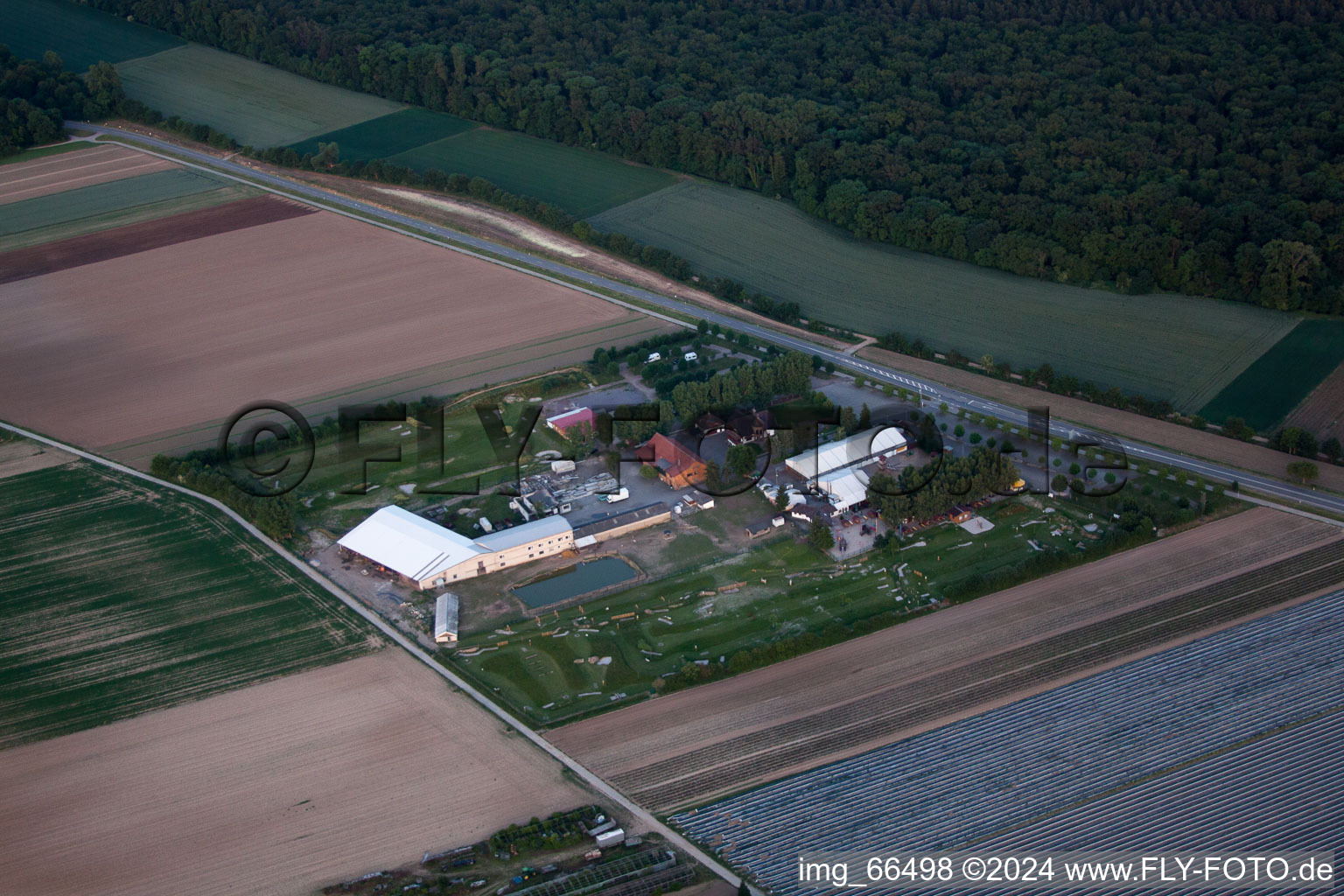 Terrain de golf à pied d'Adamshof à Kandel dans le département Rhénanie-Palatinat, Allemagne vue d'en haut