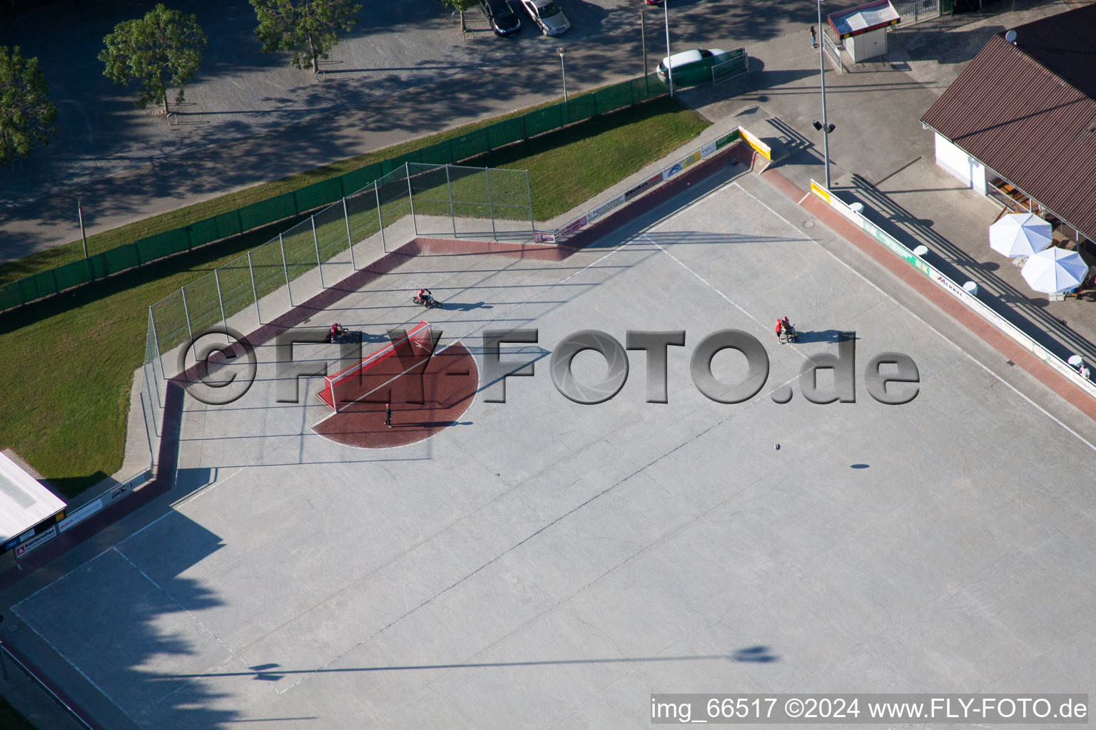 MSC Taifun, terrain cyclable à le quartier Mörsch in Rheinstetten dans le département Bade-Wurtemberg, Allemagne d'en haut