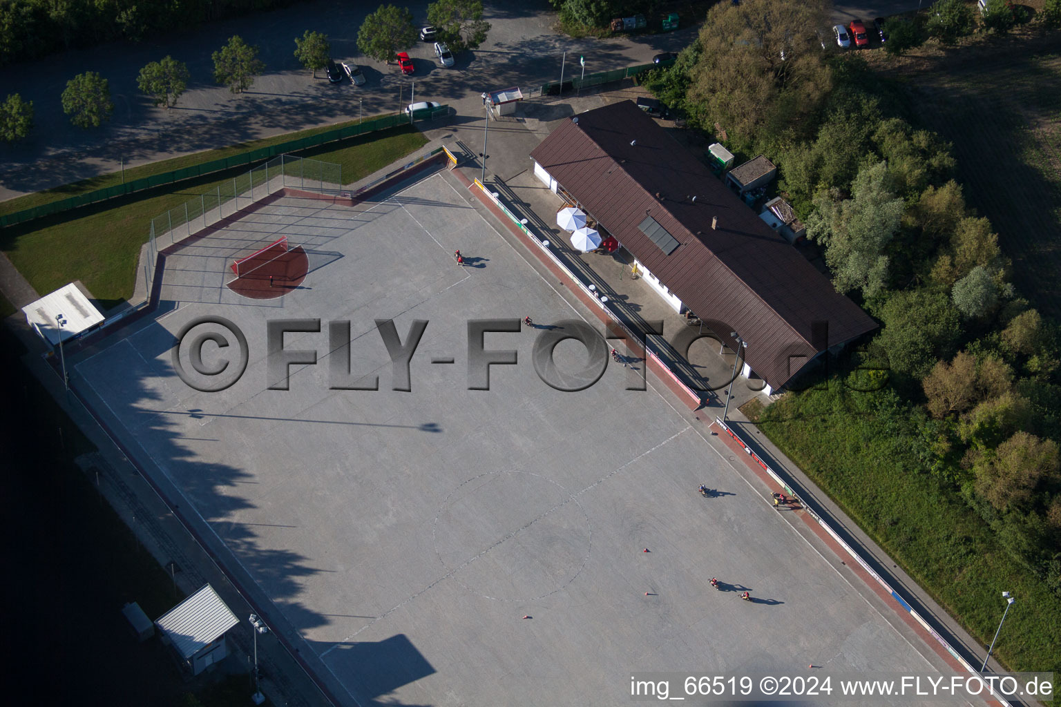 MSC Taifun, terrain cyclable à le quartier Mörsch in Rheinstetten dans le département Bade-Wurtemberg, Allemagne vue d'en haut