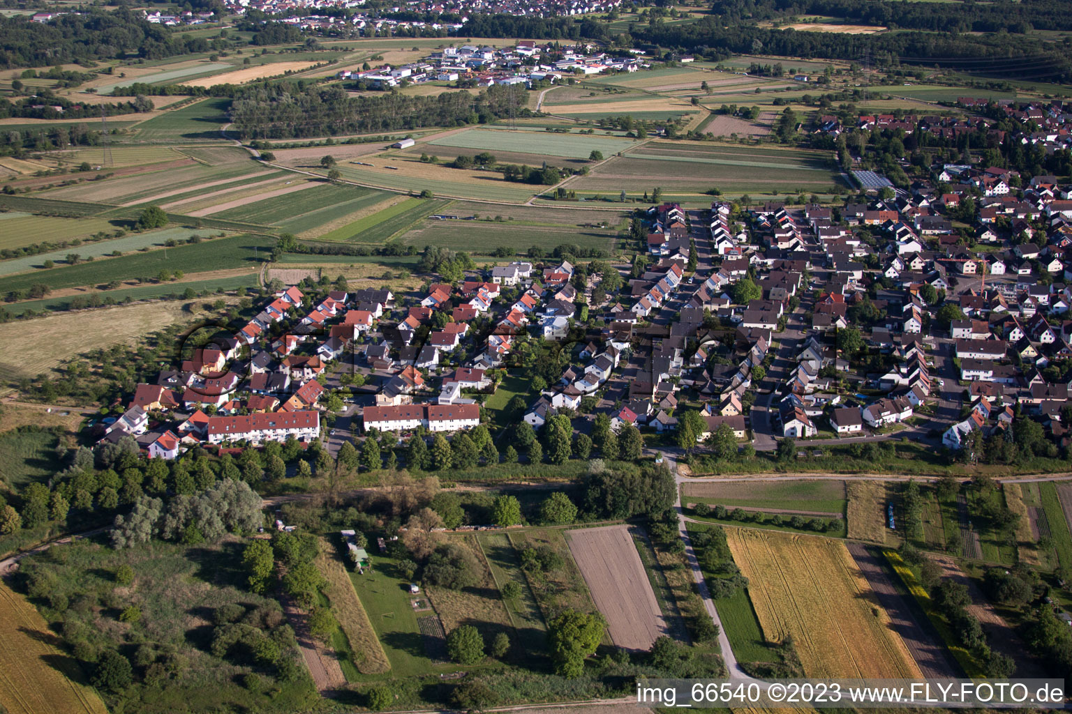 Au am Rhein dans le département Bade-Wurtemberg, Allemagne du point de vue du drone