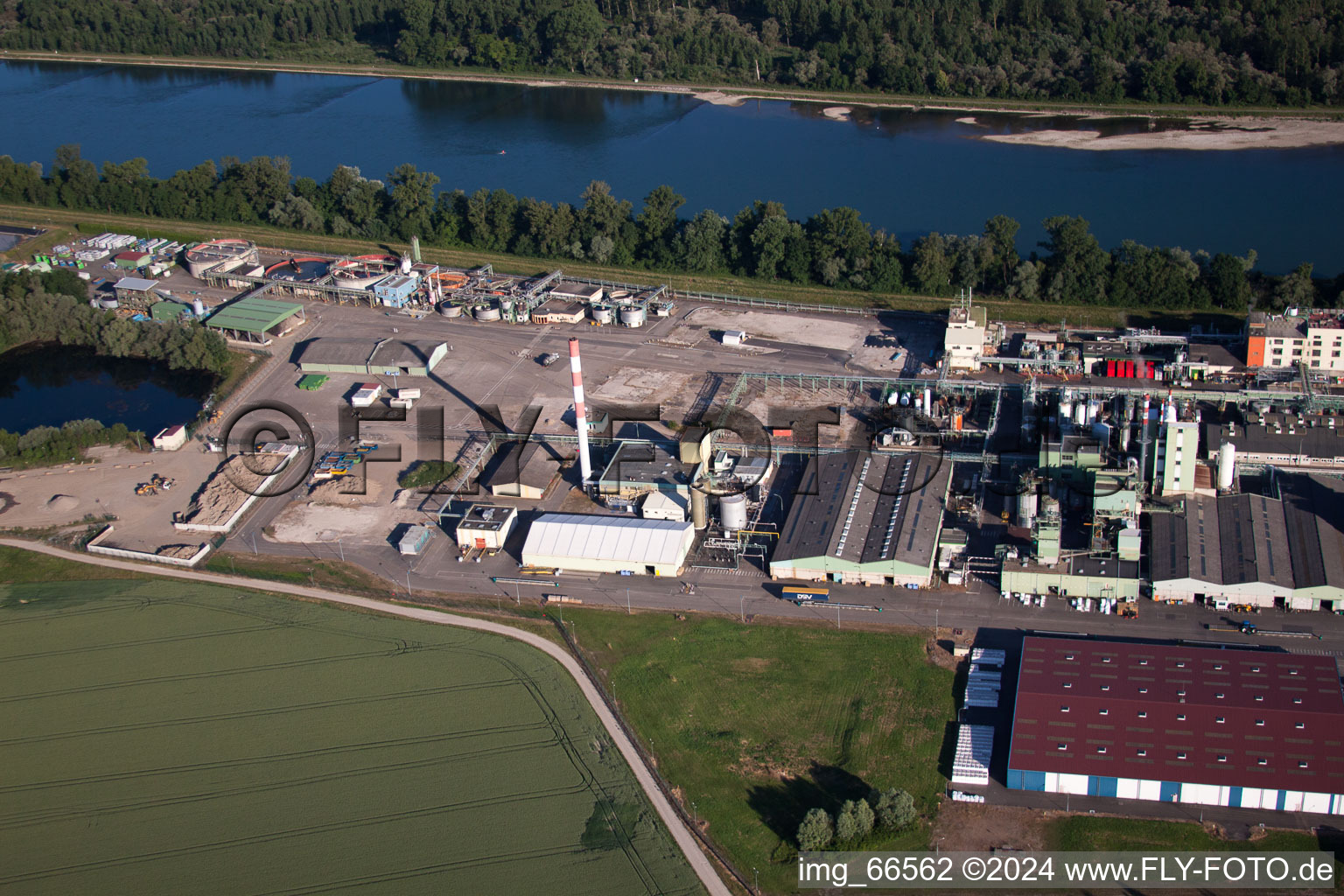 Vue oblique de L'industrie sur le Rhin à Lauterbourg dans le département Bas Rhin, France