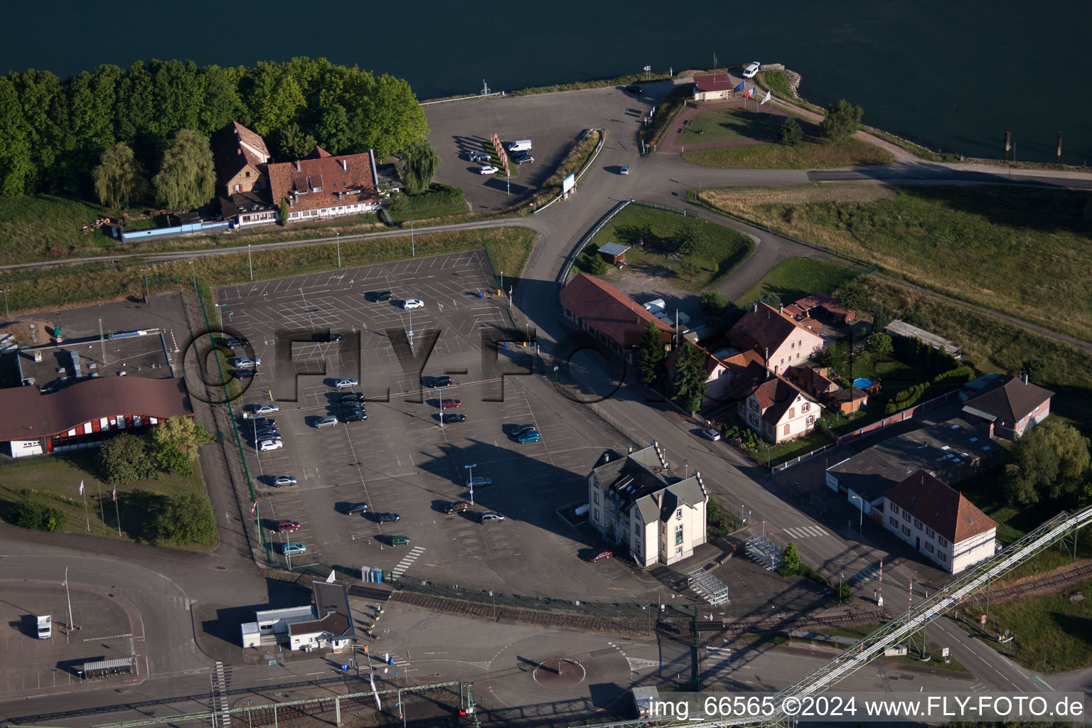 Vue aérienne de A bord du Rhin à Lauterbourg dans le département Bas Rhin, France