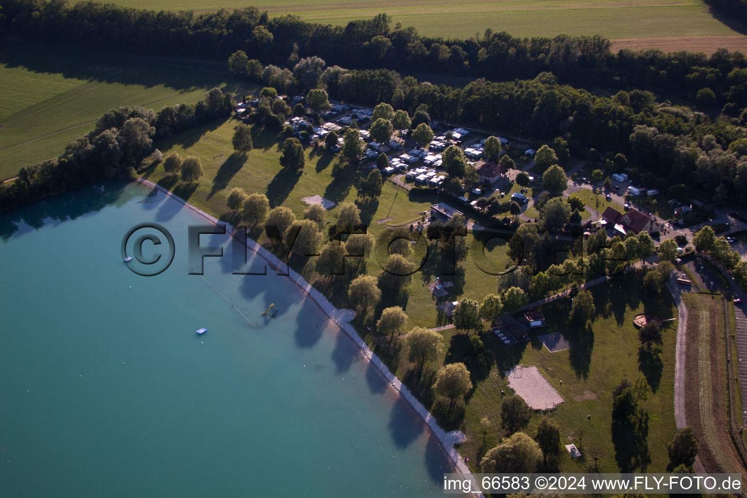 Étang de carrière à Lauterbourg dans le département Bas Rhin, France d'en haut