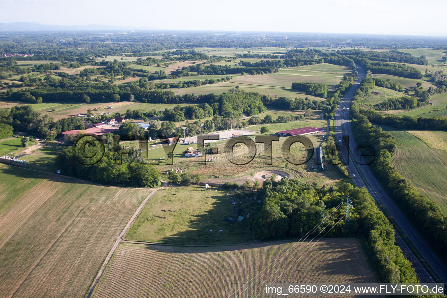 Haras de la Née à Neewiller-près-Lauterbourg dans le département Bas Rhin, France du point de vue du drone