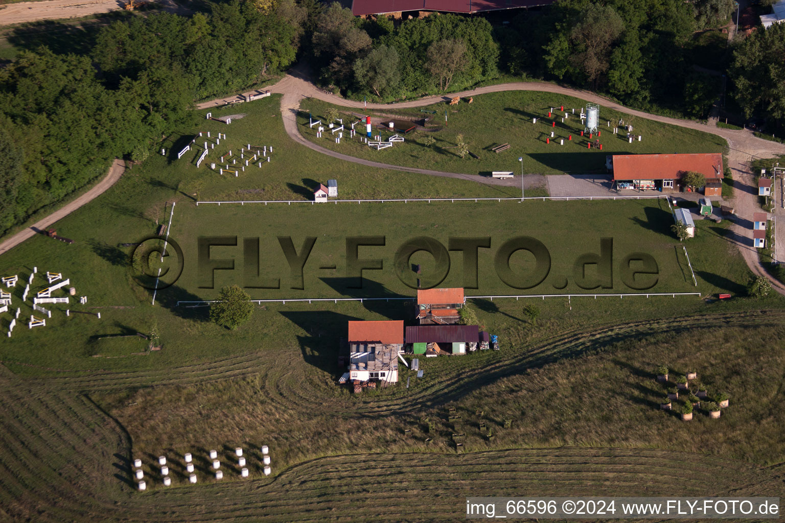 Vue aérienne de Haras de la Née à Neewiller-près-Lauterbourg dans le département Bas Rhin, France