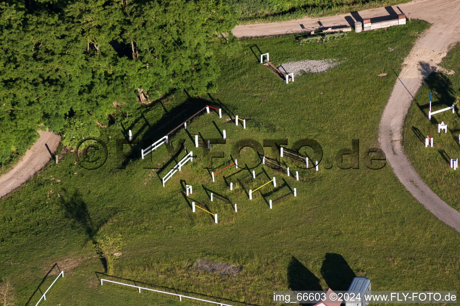 Haras de la Née à Neewiller-près-Lauterbourg dans le département Bas Rhin, France vue d'en haut